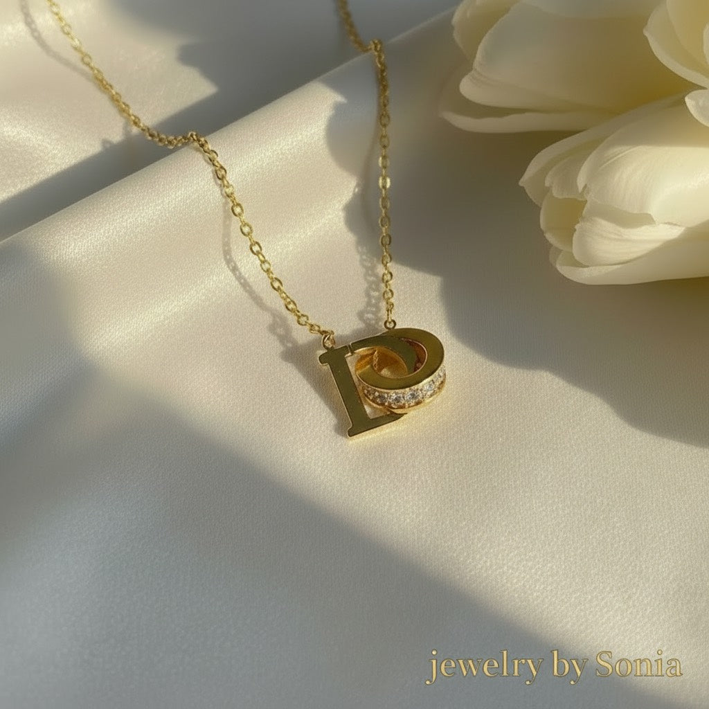 Collier Initiale D avec Cercle Strass – Acier Inoxydable Plaqué Or 18K