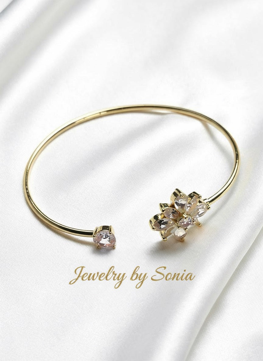 Bracelet Jonc Doré Fleur – Bijou Femme Élégant avec Cristaux