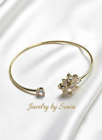Bracelet Jonc Doré Fleur – Bijou Femme Élégant avec Cristaux