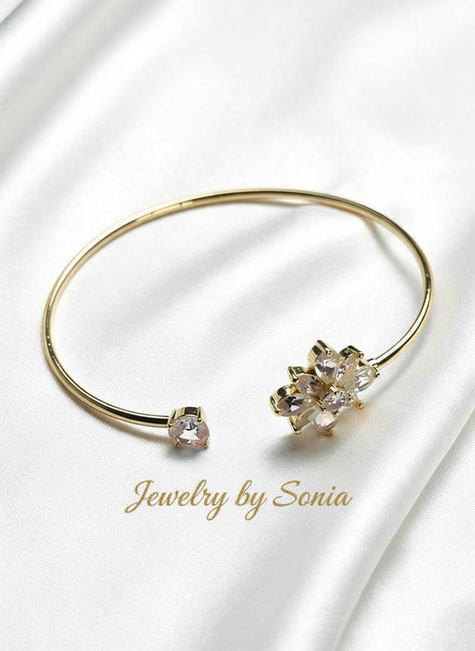 Bracelet Jonc Doré Fleur – Bijou Femme Élégant avec Cristaux