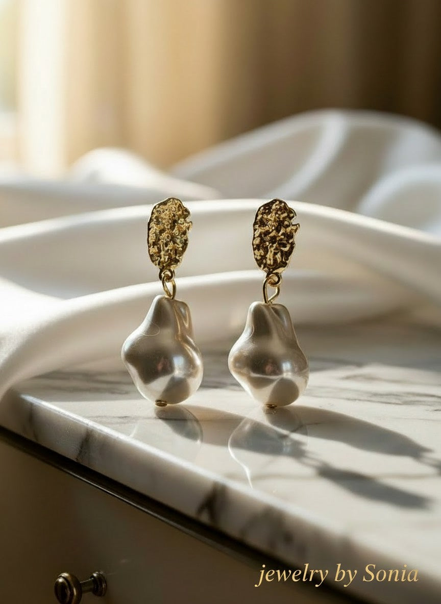 Boucles d’Oreilles Perle Baroque Dorée – Élégance Naturelle