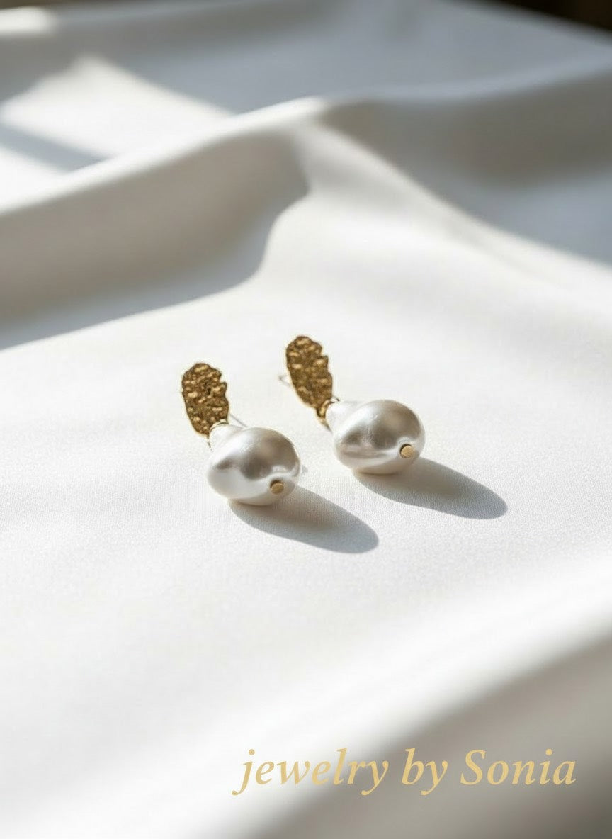 Boucles d’Oreilles Perle Baroque Dorée – Élégance Naturelle