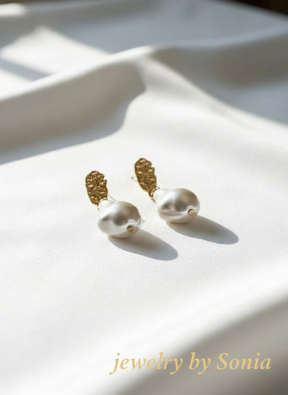 Boucles d’Oreilles Perle Baroque Dorée – Élégance Naturelle