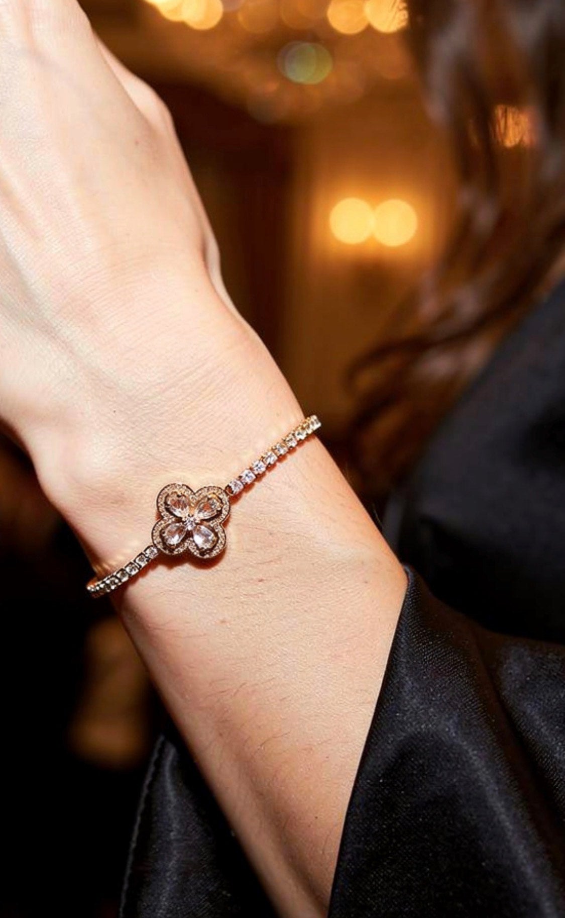 Bracelet Tennis Doré Fleur – Cristaux Étincelants