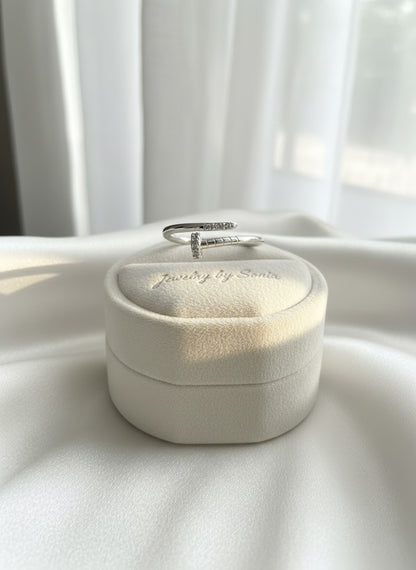 Bague clou strass torsadé statement