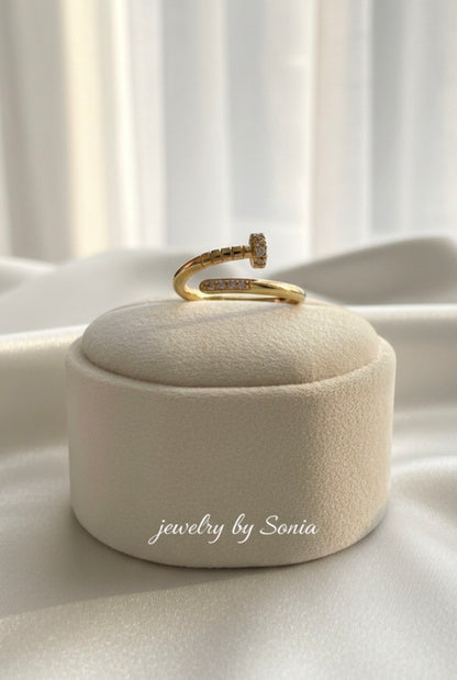 Bague clou strass torsadé statement